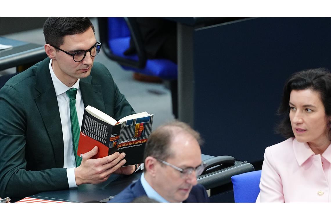 Über diese Szenen der ersten Sitzung des neuen Bundestags spricht das Netz Der CDU-Politiker Sepp Müller (hinten) las während der Eröffnungsrede von Alterspräsident Gregor Gysi (Linke) demonstrativ ein Buch, das sich kritisch mit der DDR auseinandersetzt.