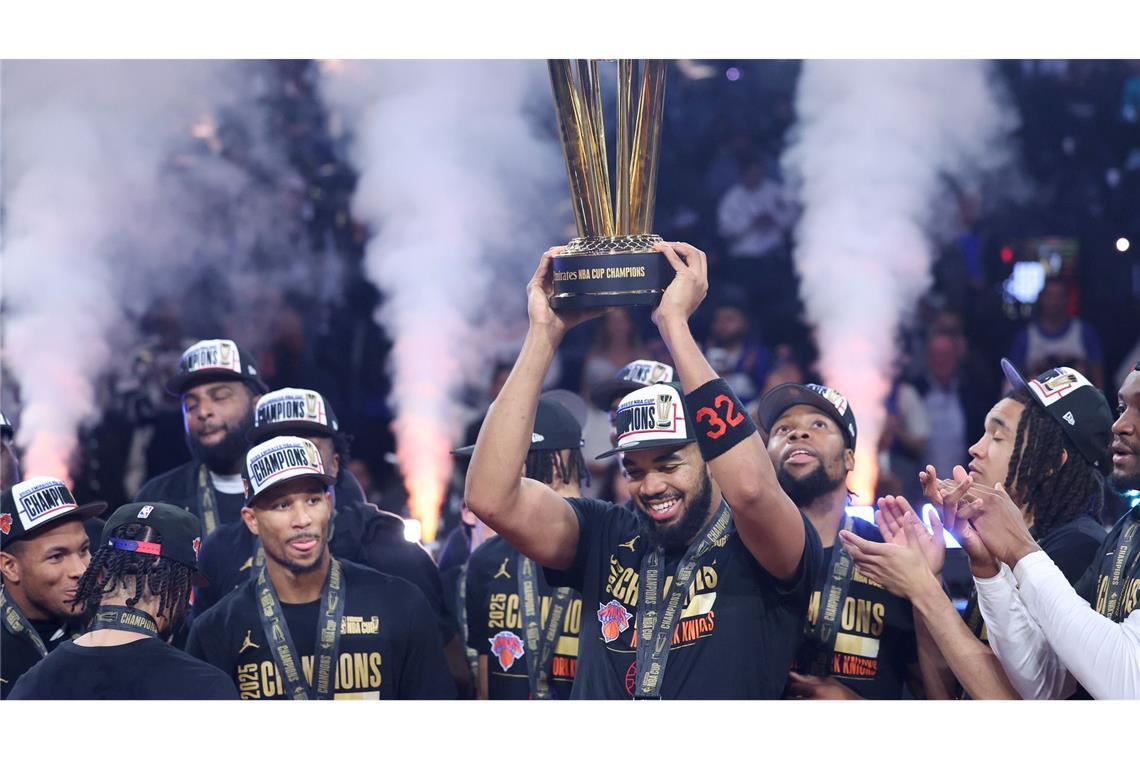 Der Center der New York Knicks, Karl-Anthony Towns (M), feiert mit seinen Mannschaftskameraden.