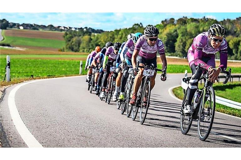 Der Charity Bike Cup lockt Promis wie ambitionierte Amateur-Biker sowie Hobby-Radler jedes Jahr: Ein Tross im Jahr 2024 auf dem Weg von Heimerdingen nach Hochdorf.