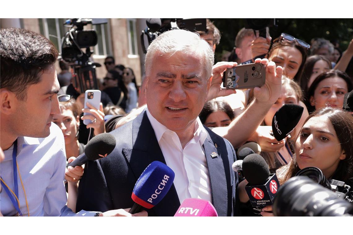 Der Chef der prorussischen Oppositionspartei Starkes Armenien Karapetjan klagt über die Verfolgung seiner Anhänger.