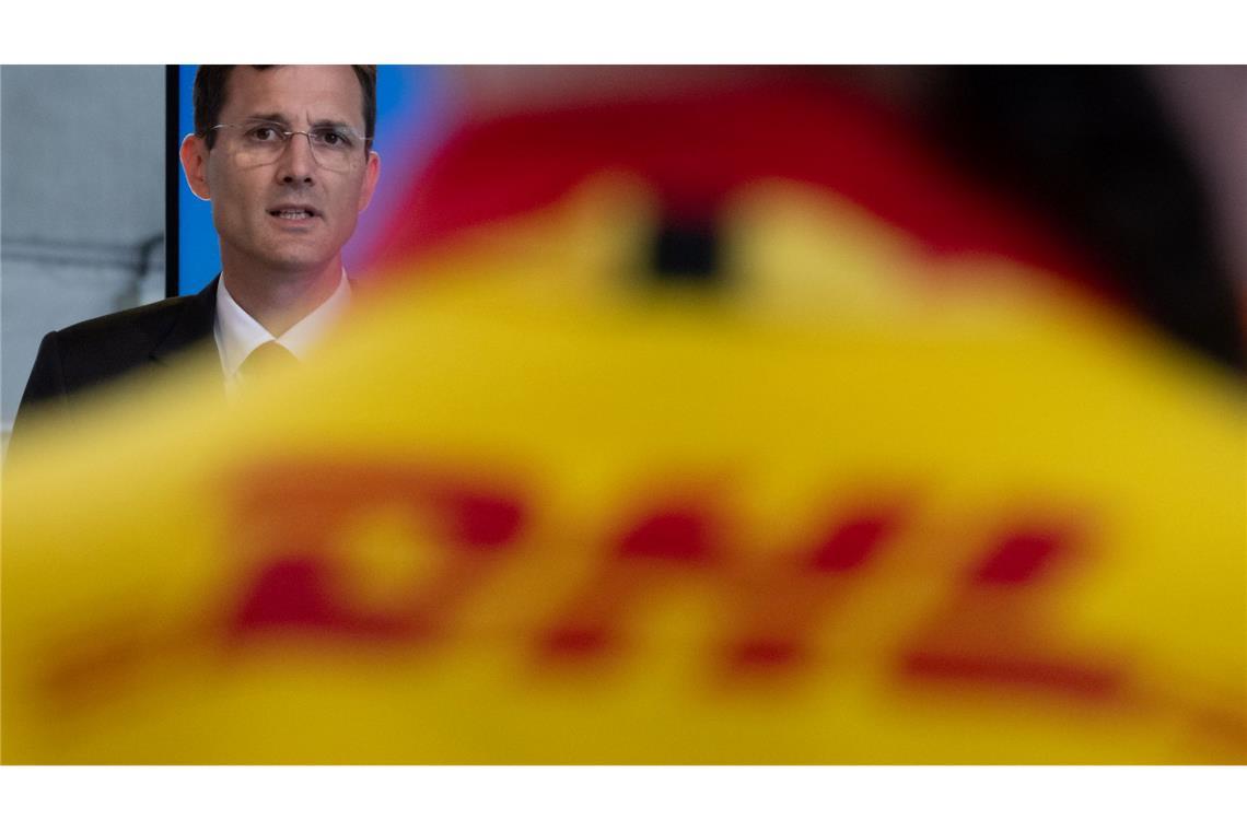 Das Briefporto steigt Der Chef des Logistikkonzerns DHL, Tobias Meyer, spricht vor Mitarbeitern. Das Briefgeschäft von DHL heißt Deutsche Post.