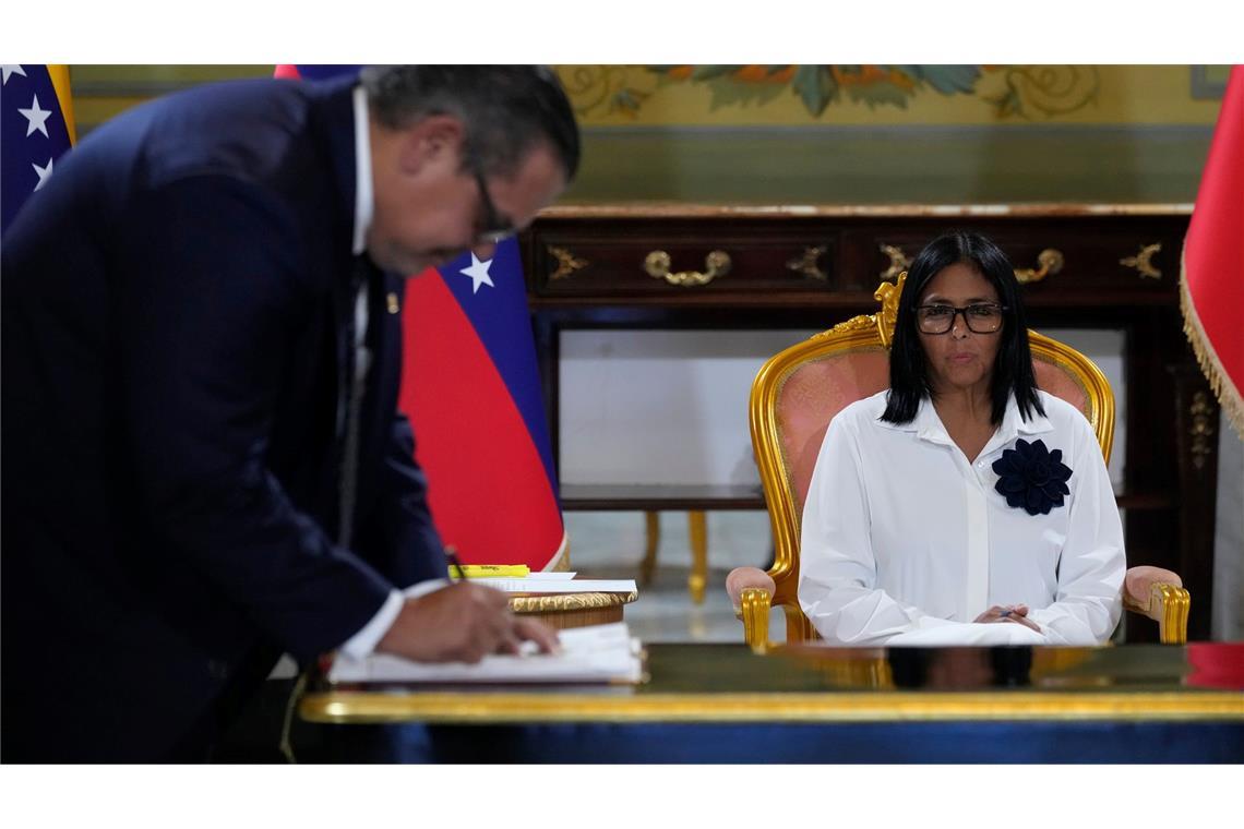 Der Chevron-Vertreter Mariano Vela unterzeichnet ein Abkommen.