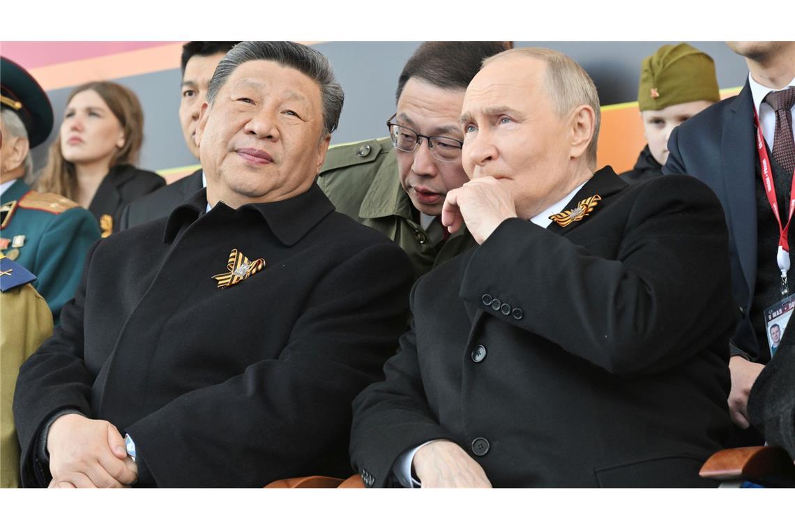Putin rechtfertigt bei Militärparade Krieg gegen die Ukraine Der chinesische Präsident Xi Jinpin (l) ist bei der russischen Militärparade anlässlich des 80. Jahrestages des Sieges über Nazideutschland der höchste Staatsgast auf der Tribüne neben dem russischen Präsidenten Wladimir Putin (r).
