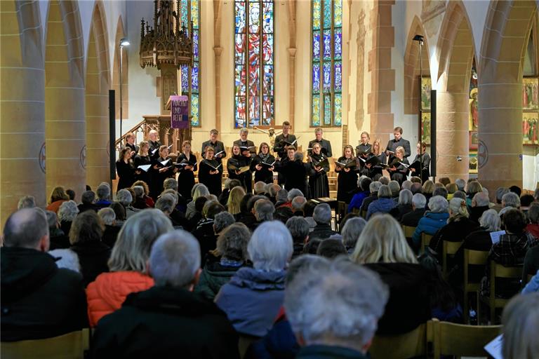 Der Chor überzeugt mit seinem Können und seiner Interpretation. Kantor Mayer reiht sich am Abend mit Orgelwerken ein. Foto: Stefan Bossow