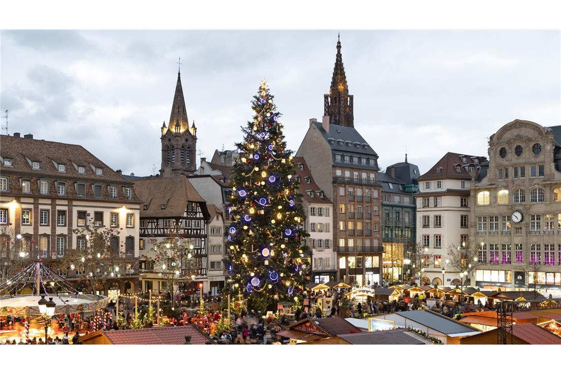 6 Tipps für einen Adventsausflug nach Straßburg Der Christbaum steht auf dem Place Kléber.