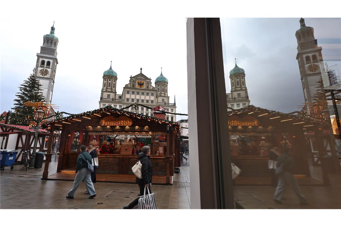 Mutmaßlicher IS-Anhänger in Augsburg festgenommen Der Christkindlesmarkt in Augsburg ist unter anderem mit Pollern gesichert.