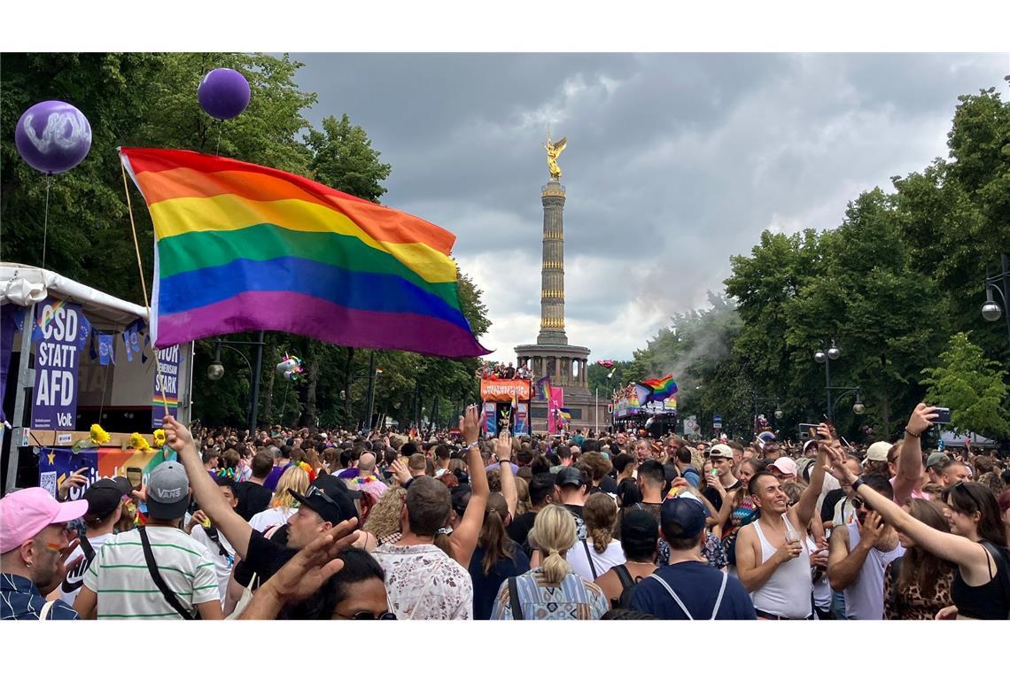 Bundestagsspitze: Regenbogennetzwerk nicht beim Berliner CSD Der Christopher Street Day ist in Berlin ein Großevent - diesmal ohne das Regenbogennetzwerk der Bundestagsverwaltung. (Archivbild)