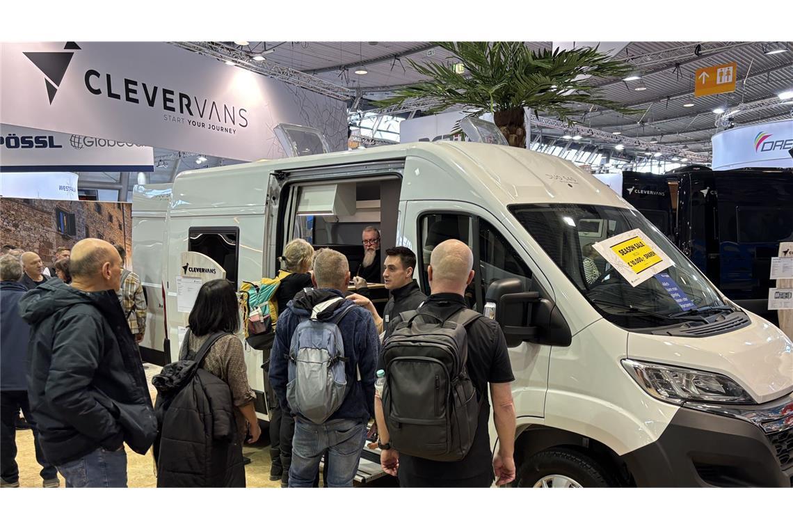 Diese günstigen Wohnmobile gibt es auf der CMT Der Clevervans-Stand ist ein Besuchermagnet.