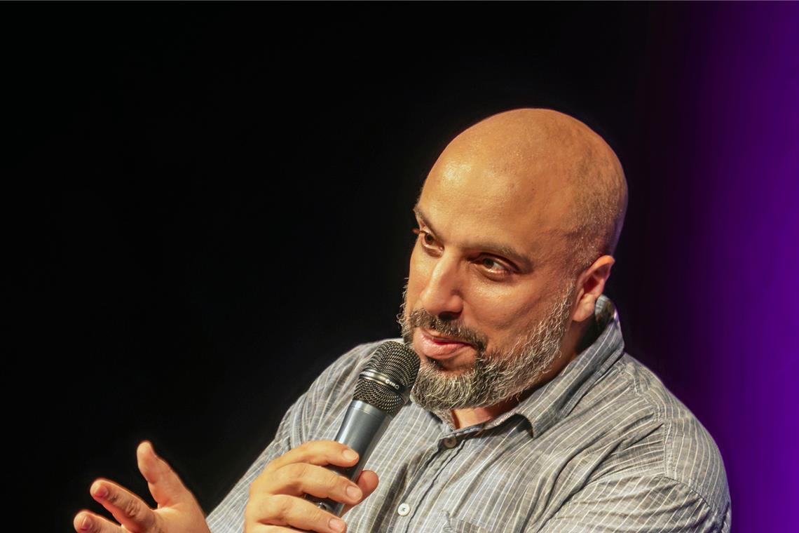 Abdelkarim beim Sommerpalast: Mit Humor geht’s einfach besser Der Comedian Abdelkarim interagiert gekonnt mit dem Publikum. Foto: Stefan Bossow