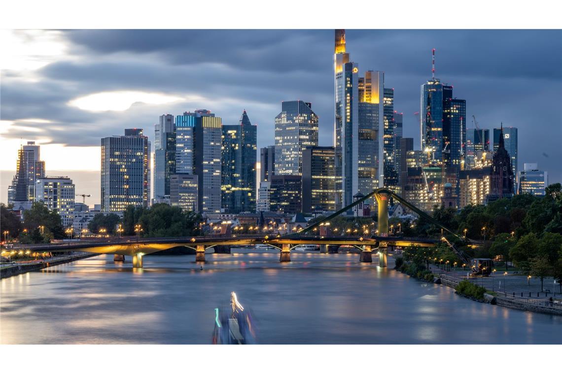 Commerzbank mietet neuen Wolkenkratzer Der Commerzbank-Turm ist mit 259 Metern der höchste Wolkenkratzer in Frankfurt (Archivbild)