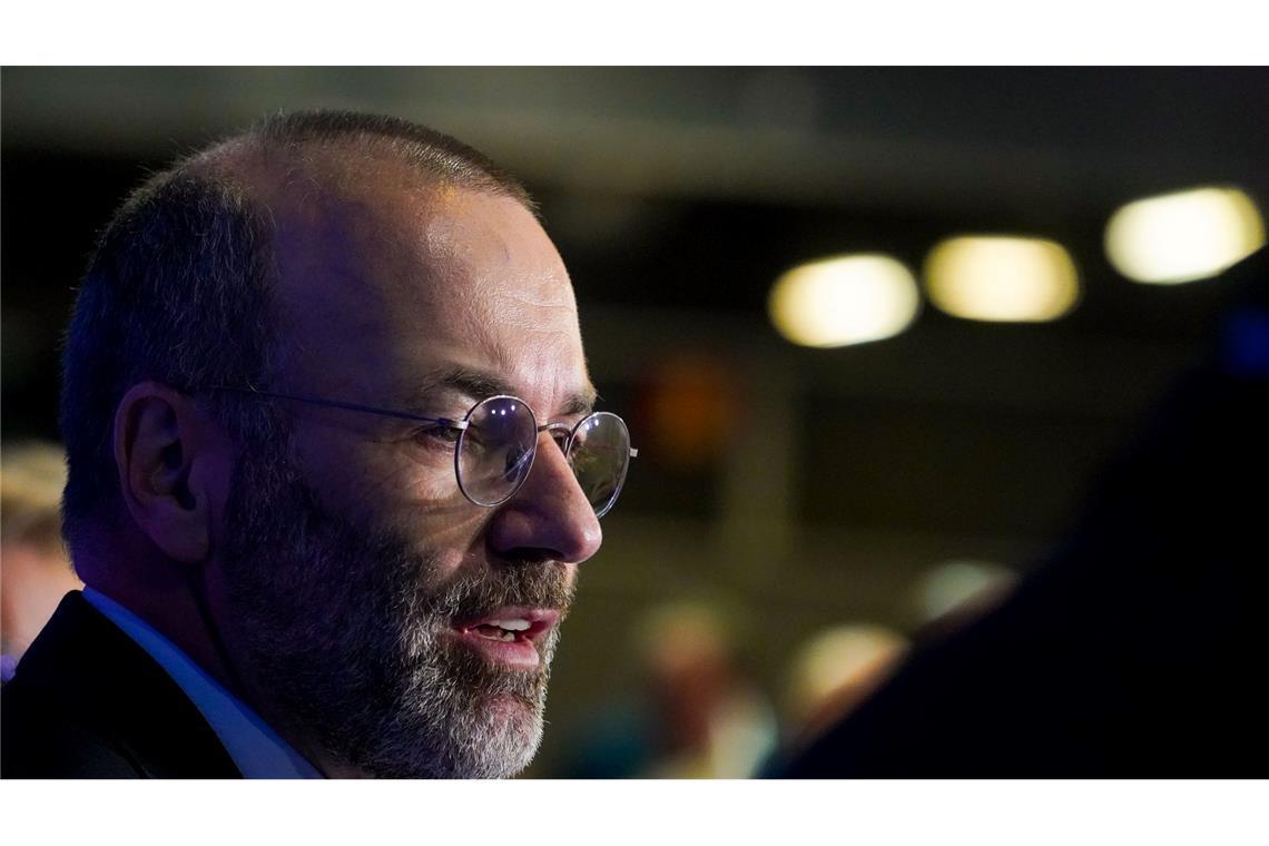 EVP-Chef Weber im Amt bestätigt Der CSU-Politiker Manfred Weber ist beim Parteitag der Europäischen Volkspartei (EVP) in Valencia für eine zweite Amtszeit von drei Jahren gewählt worden.