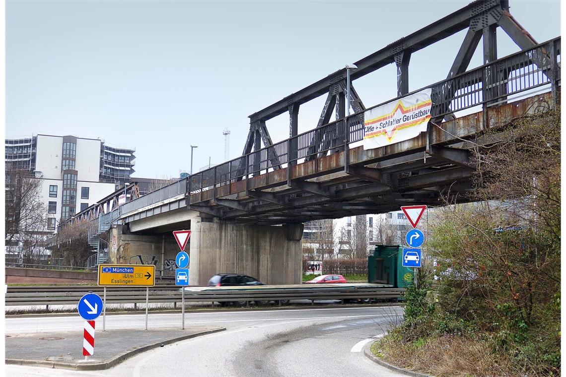 Der Daimlersteg über die B10 und den Neckar weist massive Schäden auf – für die Fraktionsgemeinschaft SÖS/Linke/Puls ist dieser Zustand unhaltbar .