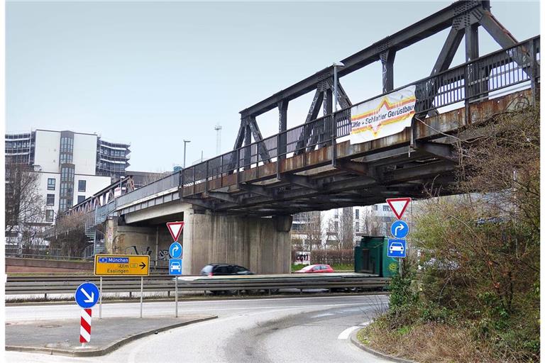 Der Daimlersteg über die B10 und den Neckar weist massive Schäden auf – für die Fraktionsgemeinschaft SÖS/Linke/Puls ist dieser Zustand unhaltbar .