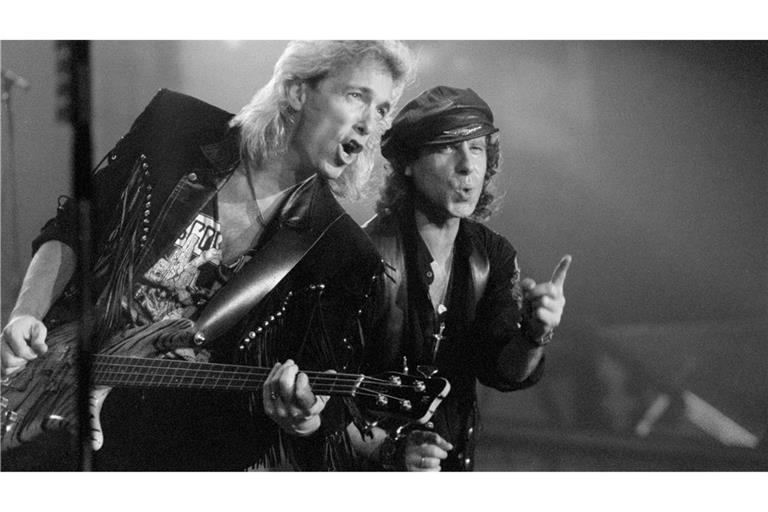 Der damalige Bassist Francis Buchholz (l.) mit Scorpions-Frontmann Klaus Meine 1991 in Frankfurt am Main. (Archivbild)