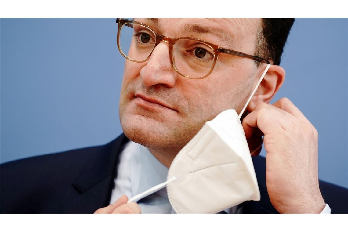 Der damalige Bundesgesundheitsminister Jens Spahn im März 2021 bei einer Pressekonferenz - mit FFP2-Maske, wie es damals üblich war.