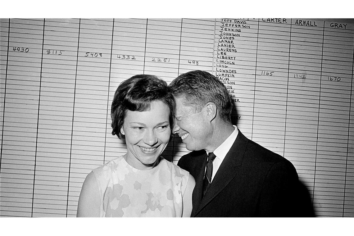 Bilder des Tages Der damalige Senator des Bundesstaates Georgia, Jimmy Carter, umarmt seine Frau Rosalynn in seiner Wahlkampfzentrale in Atlanta am 15. September 1966.
