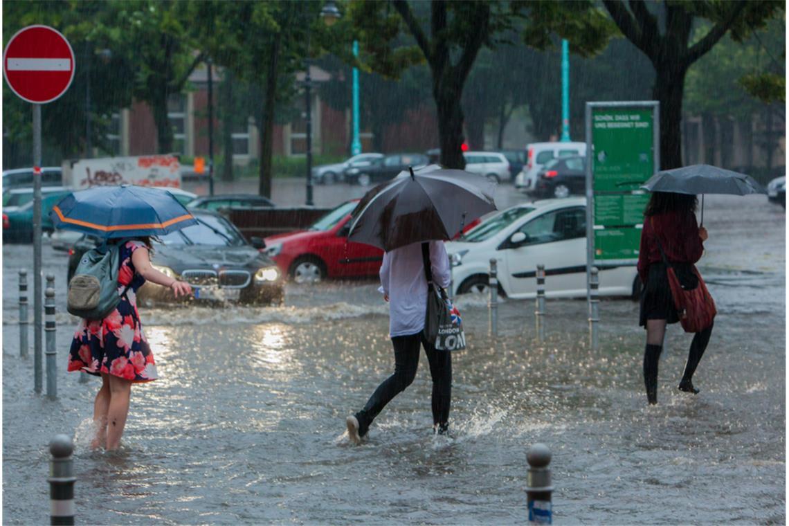 DWD warnt vor Dauerregen in etlichen Landkreisen Der Dauerregen kann zu Überschwemmungen führen.
