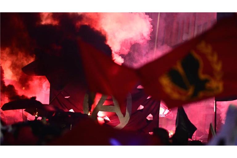 Der Demonstrationszug "Revolutionärer 1. Mai - Freiheit. Frieden. Solidarität." zieht über die Oranienburger Straße in Berlin-Kreuzberg.