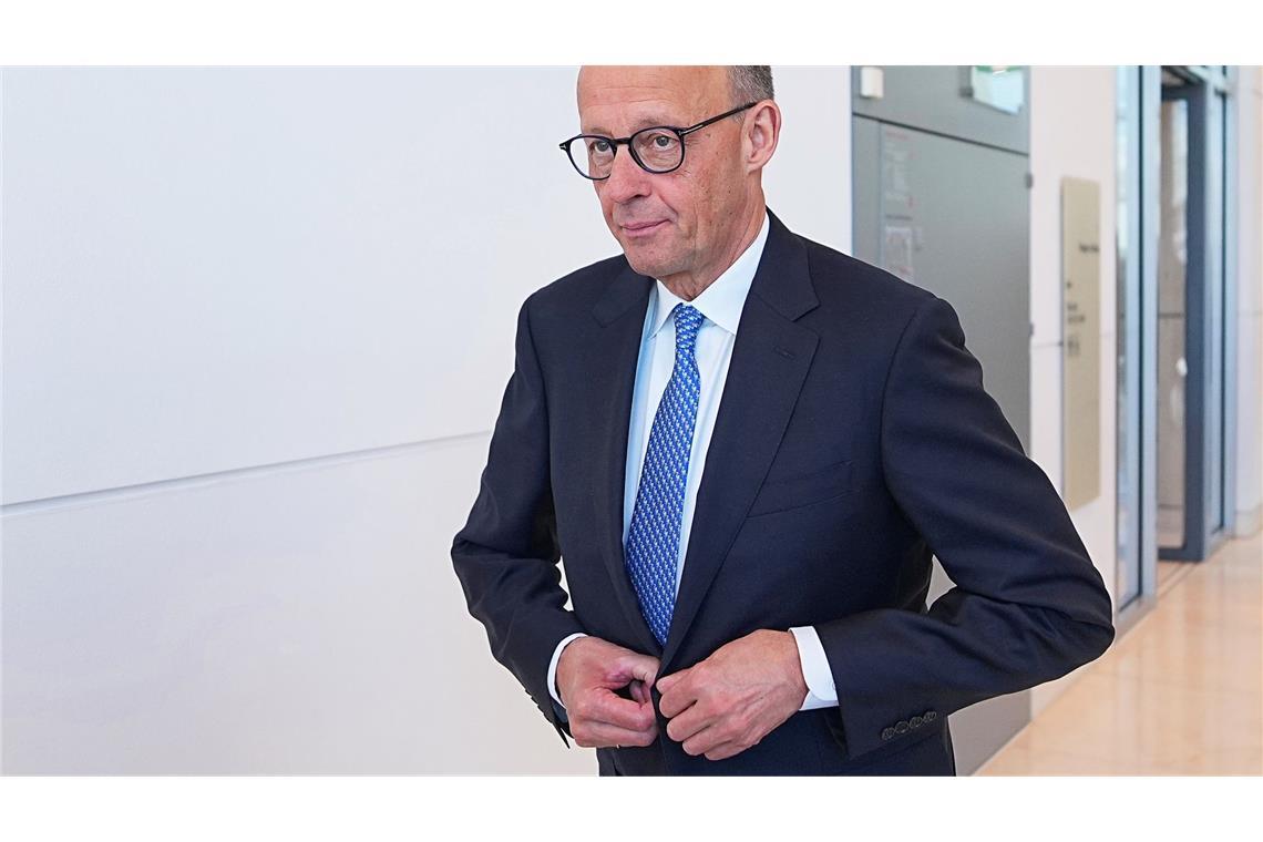 Bilder des Tages Der designierte Bundeskanzler Friedrich Merz (CDU) verlässt im Bundestag bei der Kanzlerwahl das Unions-Fraktionsbüro. Merz ist bei der Kanzlerwahl im Bundestag im ersten Wahlgang durchgefallen.