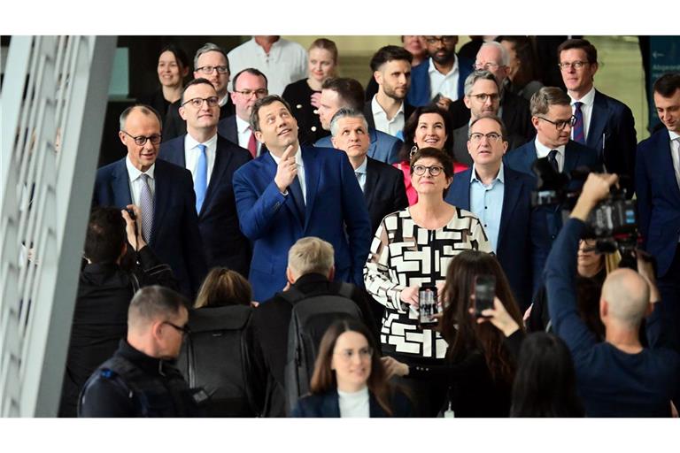Der designierte Kanzler Merz spricht von "Arbeitskoalition". Am Dienstag soll das schwarz-rote Regierungsbündnis seine Arbeit aufnehmen. (Archivbild)