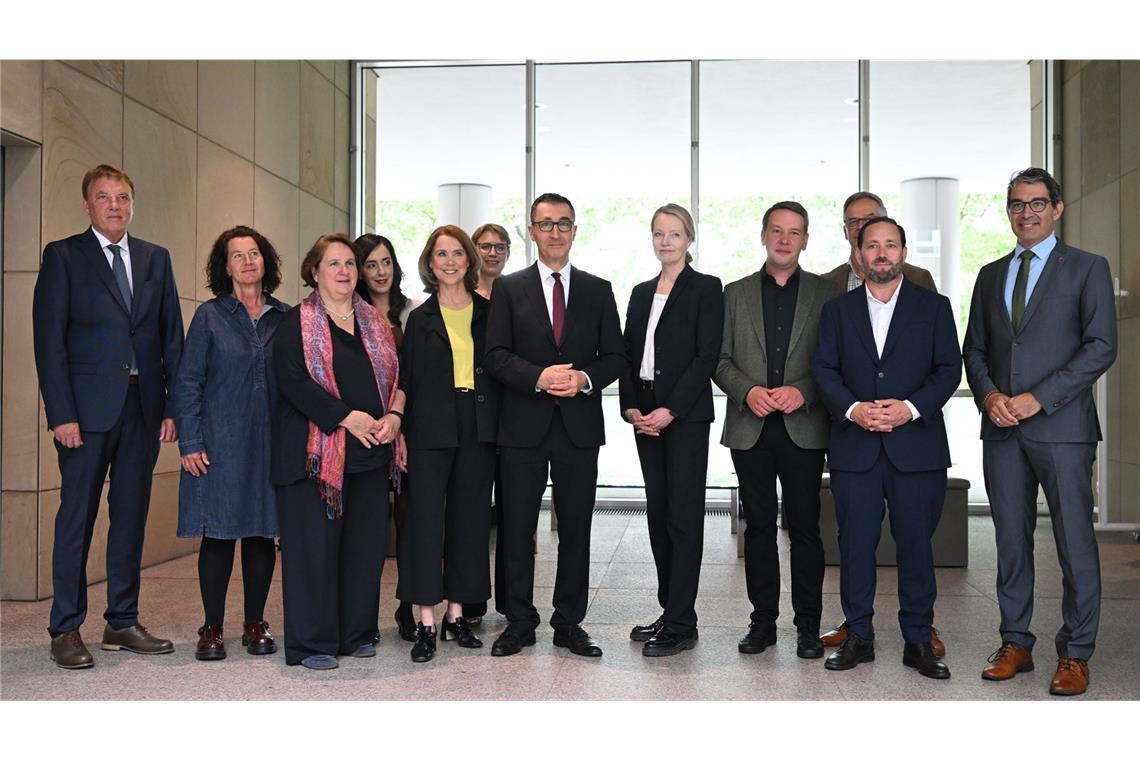 Der designierte Ministerpräsident Cem Özdemir (Bündnis 90/Die Grünen) stellt bei einem Pressestatement im Foyer im Haus der Abgeordneten die Ministerinnen und Minister der Grünen für die neue Landesregierung vor.
