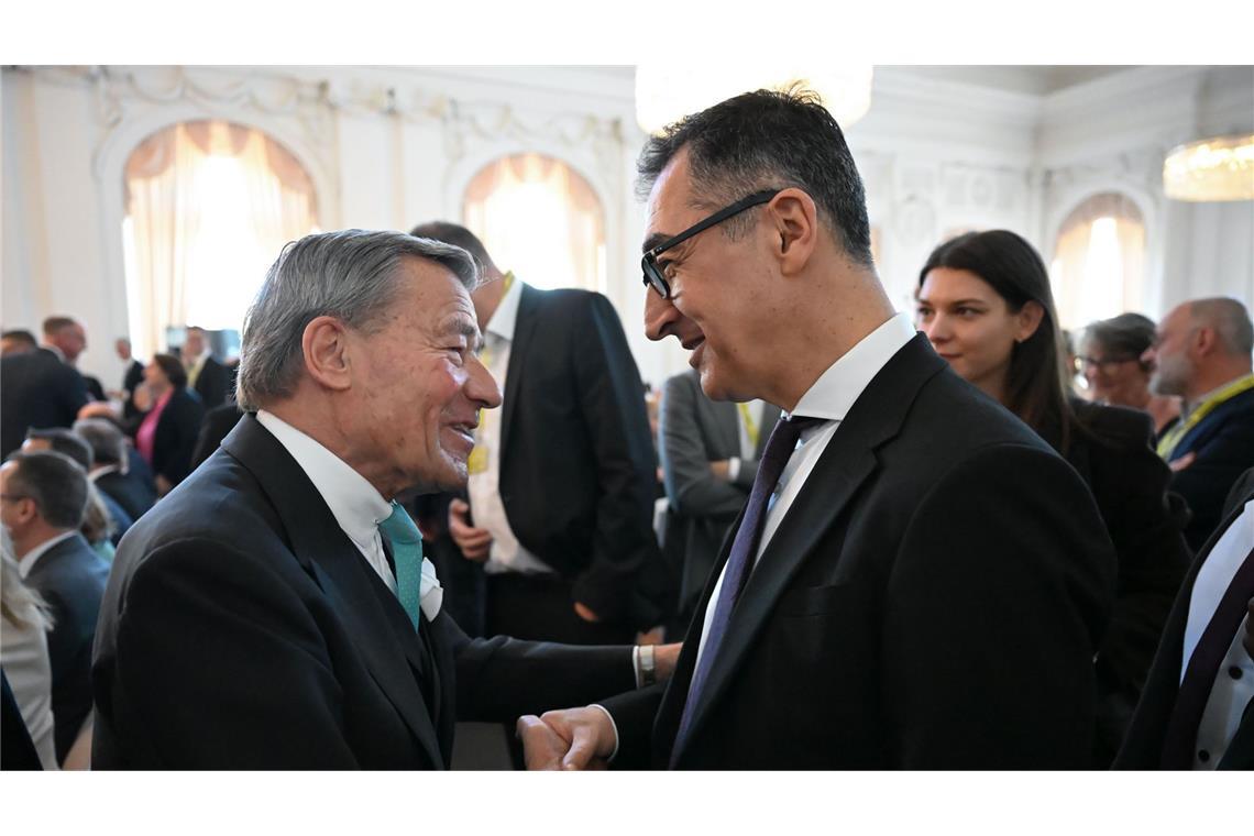 Der designierte Ministerpräsident Cem Özdemir (rechts) begrüßt den langjährigen Trigema-Chef Wolfgang Grupp.