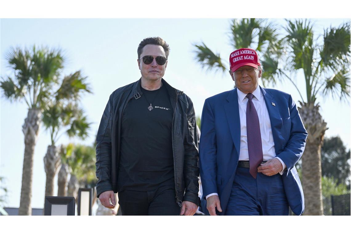 Konflikt im Trump-Lager: Bannon macht Stimmung gegen Musk Der designierte US-Präsident Donald Trump (r) geht mit Elon Musk vor dem Start des sechsten Testflugs der SpaceX Starship-Rakete