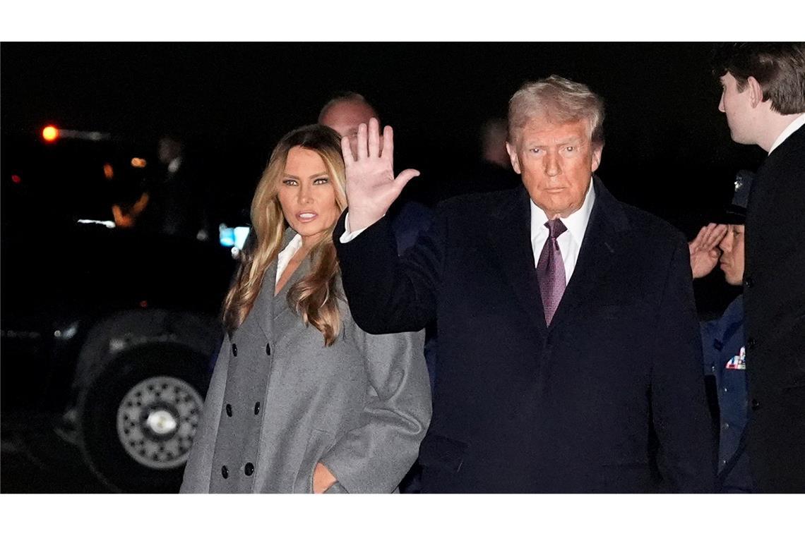 Bilder des Tages Der designierte US-Präsident Donald Trump und Melania Trump sind aus dem warmen Florida zur Amtseinführung Richtung eiskalter Hauptstadt geflogen.