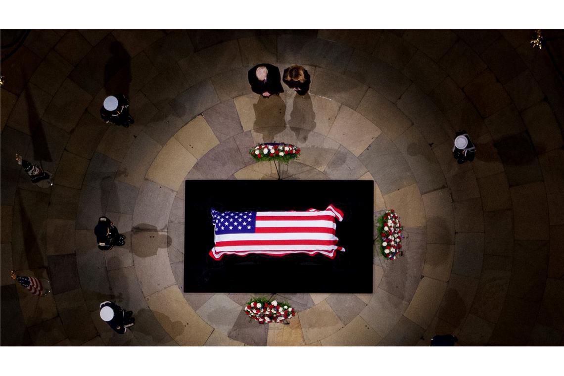 Bilder des Tages Der designierte US-Präsident Donald Trump und seine Frau Melania Trump stehen vor dem mit einer Flagge drapierten Sarg des verstorbenen ehemaligen Präsidenten Jimmy Carter im US-Kapitol.