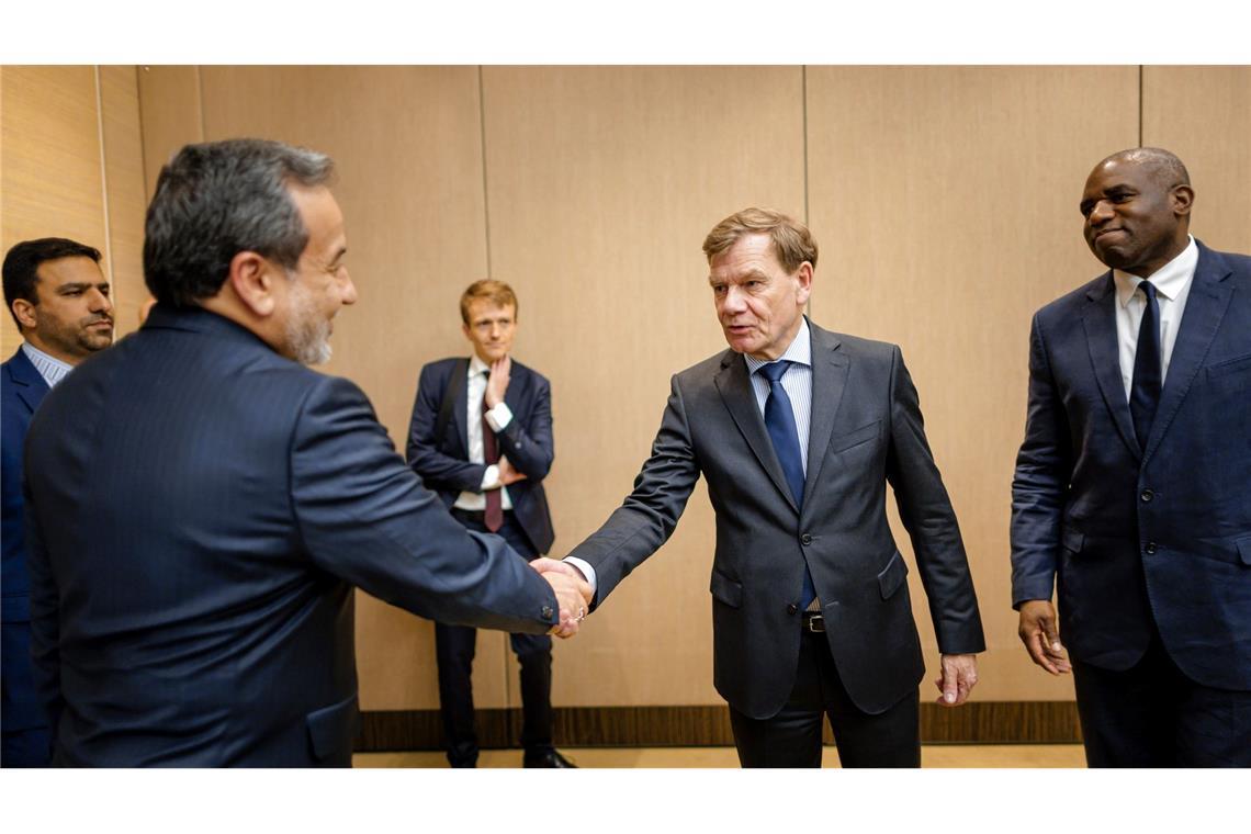 Europäer wollen Verhandlungen mit Iran fortsetzen Der deutsche Außenminister Johann Wadephul begrüßt in Genf seinen iranischen Amtskollegen Abbas Araghtschi.