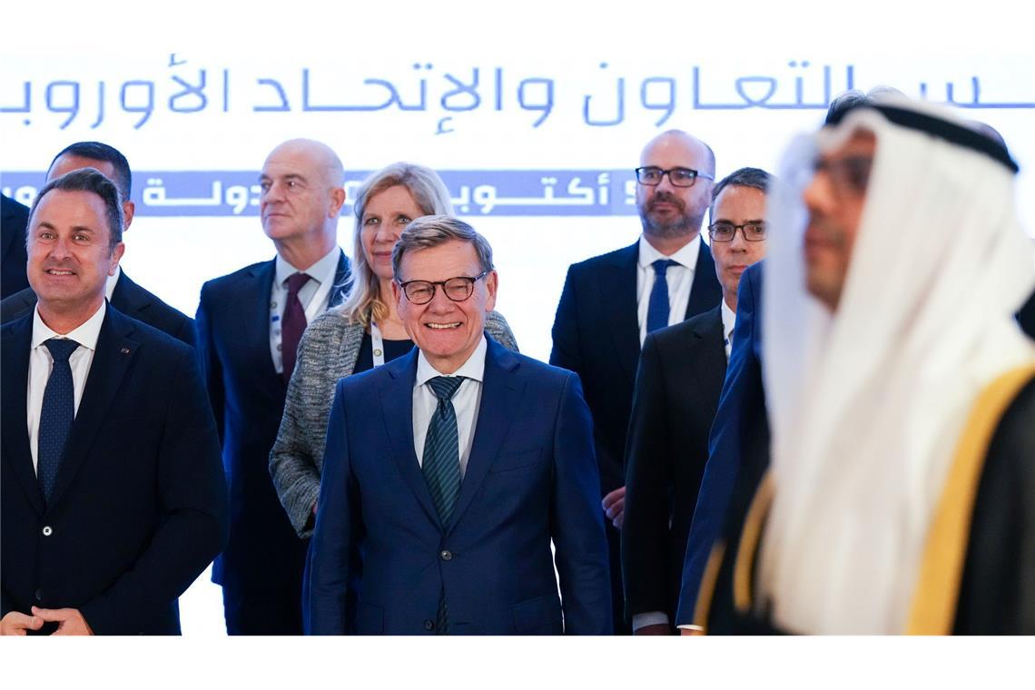 Gaza-Krieg: Verhandlungen zwischen Israel und Hamas beginnen Der deutsche Außenminister Johann Wadephul (M) in Kuwait.