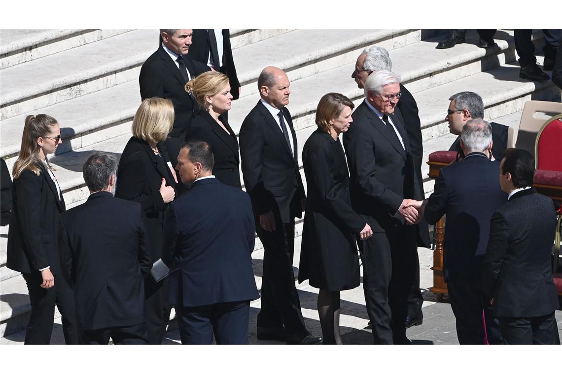 Der deutsche Bundespräsident Frank-Walter Steinmeier (R2), der scheidende deutsche Bundeskanzler Olaf Scholz (M) und seine Frau Britta Ernst (MR) treffen auf dem Petersplatz im Vatikan zur Trauerfeier für den verstorbenen Papst Franziskus ein.