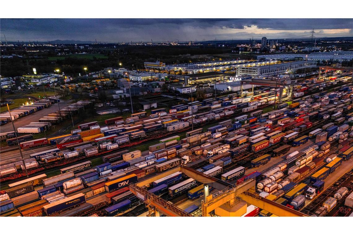Exporte schrumpfen deutlich - Strukturkrise statt Flaute Der deutsche Export hinkt den Erwartungen hinterher. (Symbolbild)
