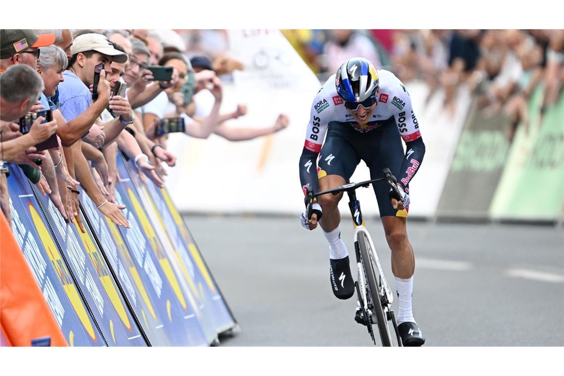Der deutsche Radsport-Star Florian Lipowitz wird beim Einzelzeitfahren der Deutschland Tour, seinem ersten Rennauftritt nach dem dritten Gesamtrang bei der Tour de France, gefeiert.