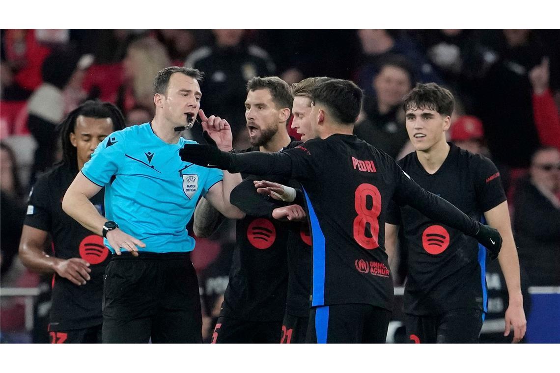 FC Barcelona und Flick siegen in Unterzahl Der deutsche Schiedsrichter Felix Zwayer (2.v.l) hatte beim Spiel Benfica gegen Barcelona alle Hände zu tun.