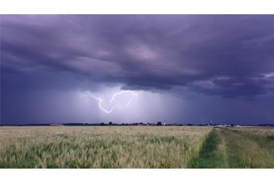 Der Deutsche Wetterdienst (DWD) sagt für die kommenden Tage Gewitter vorher.