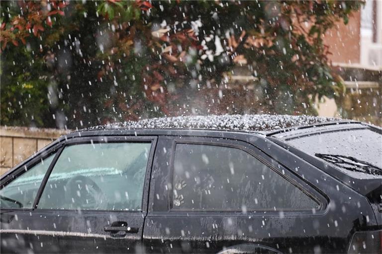 Der Deutsche Wetterdienst vor warnt vor starken Gewittern im Südwesten Deutschlands. Besonders in Baden-Württemberg gilt eine Unwetterwarnung mit Starkregen, Hagel & Sturmböen.