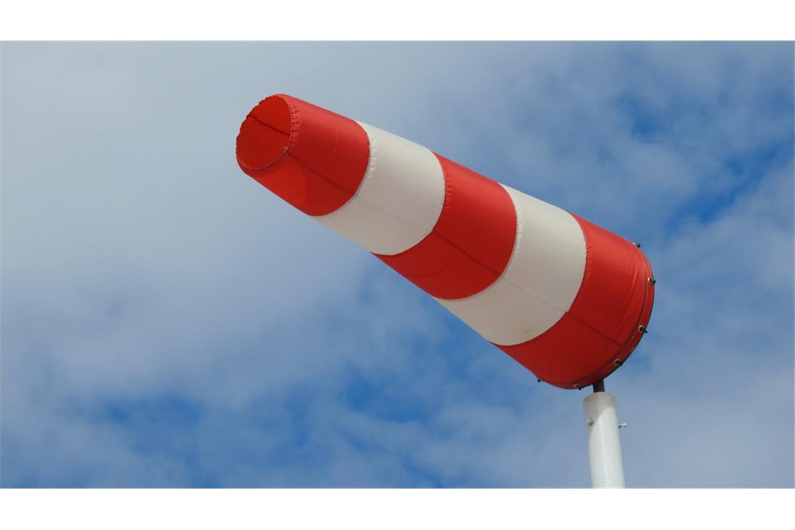 Der Deutsche Wetterdienst warnt vor starken Stürmen, einem Temperatursturz und wechselhaftem Wetter. Lesen Sie, welche Regionen besonders betroffen sind.