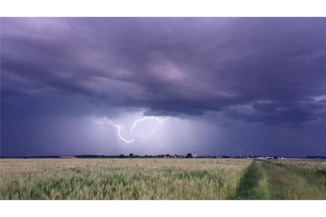 Der Deutsche Wetterdienst warnt vor Unwetter mit extrem heftigen Starkregen im Süden des Landes. (Symbolbild)