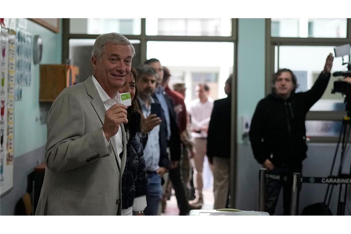 Der deutschstämmige Rechtspolitiker José Antonio Kast hat die Stichwahl für sich entschieden.