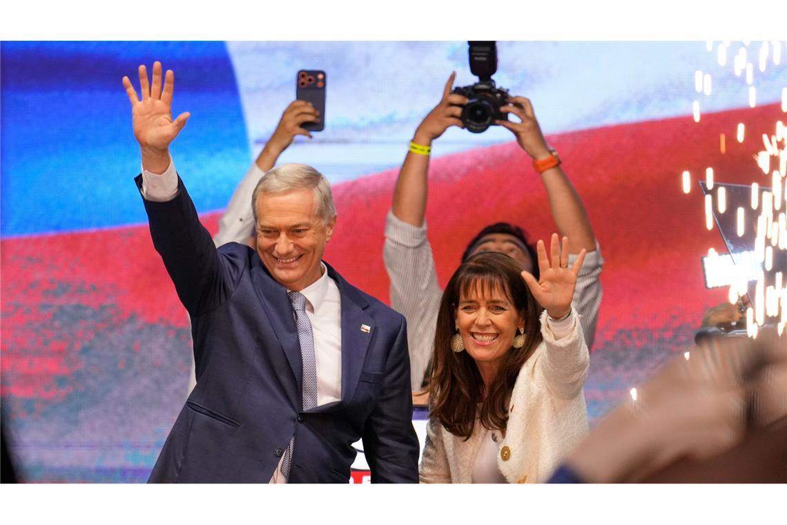 Der deutschstämmige Rechtspolitiker José Antonio Kast hat die Stichwahl für sich entschieden.