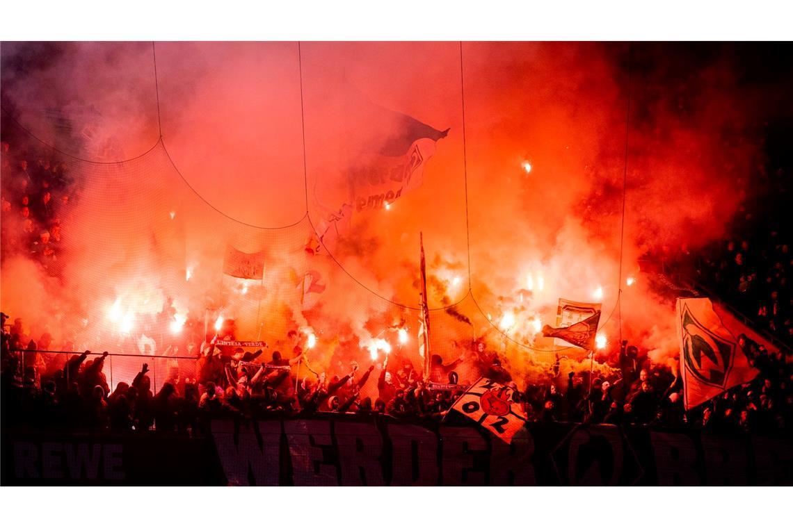 Fan-Kritik an DFB-Strafen in zweistelliger Millionenhöhe Der DFB hat in der Saison 2023/24 gegen die Vereine aus den ersten drei Ligen Geldstrafen in Höhe von rund 12,5 Millionen Euro verhängt.