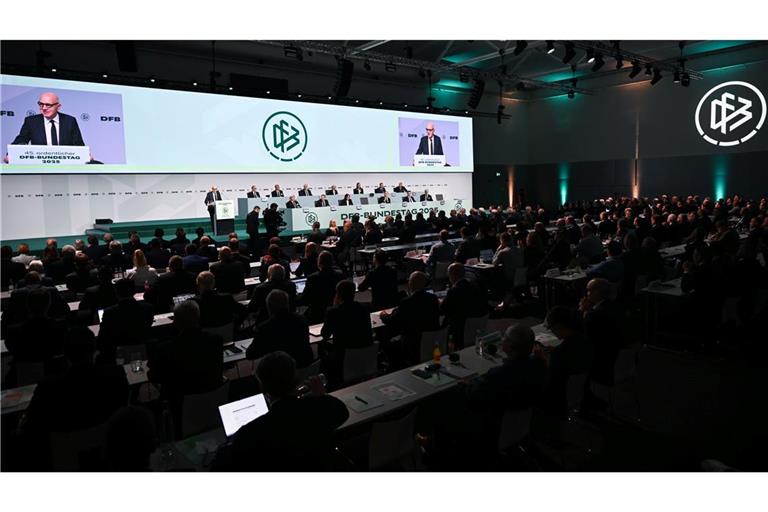 Der DFB will künftig noch strikter gegen Gewalttäter im Fußball vorgehen.