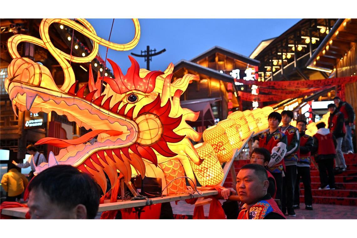Bilder des Tages Der Drache leuchtet: Menschen nehmen an einer Drachenparade im Kreis Xuan'en in der zentralchinesischen Provinz Hubei teil. Die Menschen feiern das chinesische Neujahr mit verschiedenen Aktivitäten.