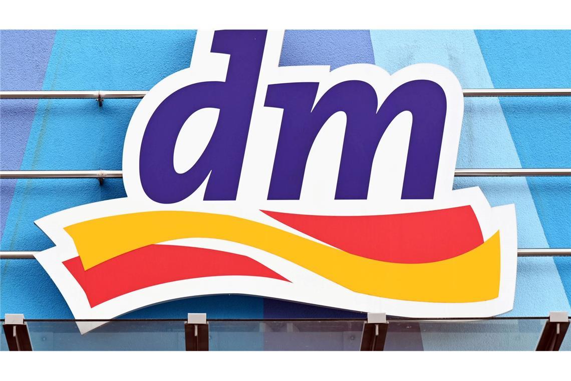 Der Drogeriemarkt dm ruft einen Esslernlöffel zurück. (Illustration)