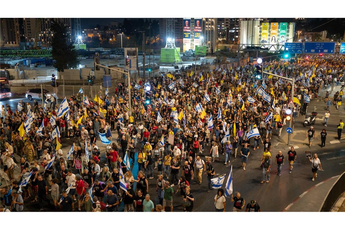 Massenprotest in Jerusalem - Geisel-Angehörige fordern Deal Der Druck auf Israels Premier wächst auch im eigenen Land.