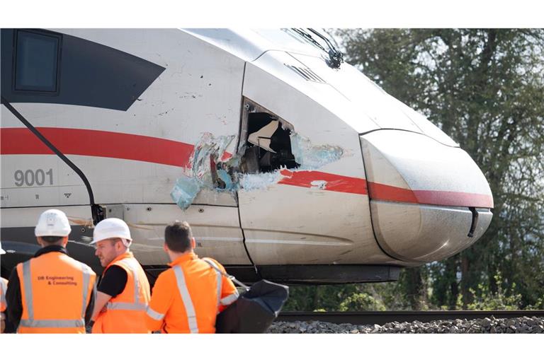 Der durch die Kollision mit einem Baggerarm beschädigte ICE steht bei Gelnhausen auf freier Strecke.