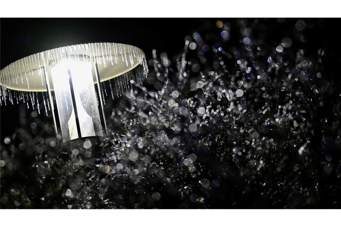 Der DWD erwartet weiter einen Mix aus Regen und Schnee.