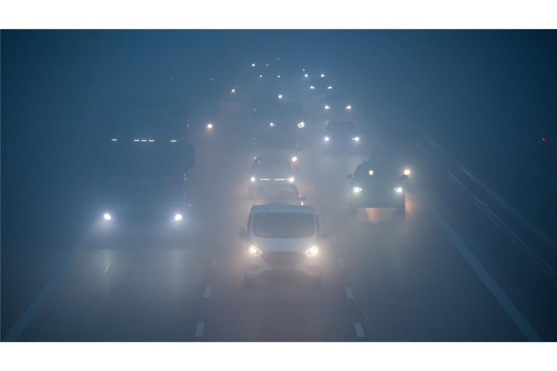 Der DWD erwartete hartnäckigen Nebel und Hochnebel, teilweise wird es auch glatt auf den Straßen (Symbolbild).