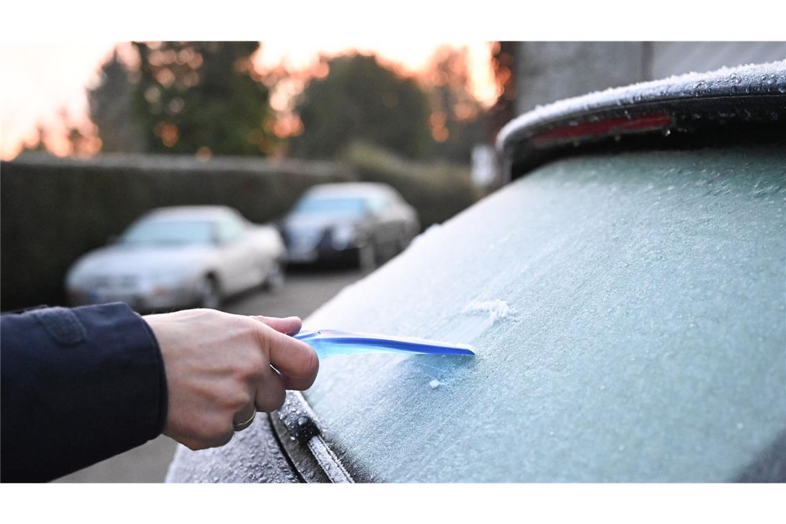 Der DWD warnt Autofahrer in den Morgenstunden weiter vor Frost, Nebel und Schnee. (Symbolbild)